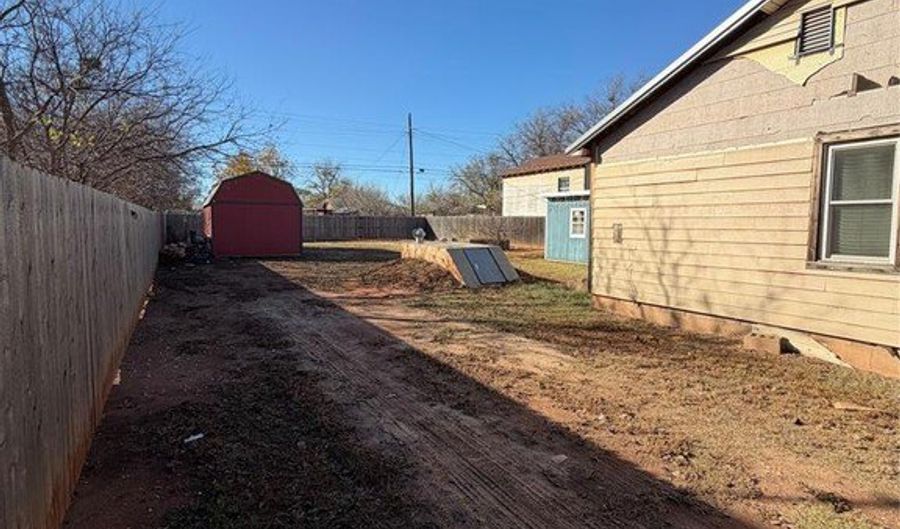715 N Jackson St, Altus, OK 73521 - 1 Beds, 2 Bath