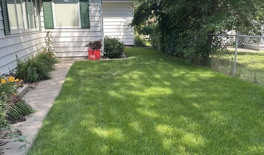 1323 N 3rd St, Aberdeen, SD 57401 - 3 Beds, 3 Bath