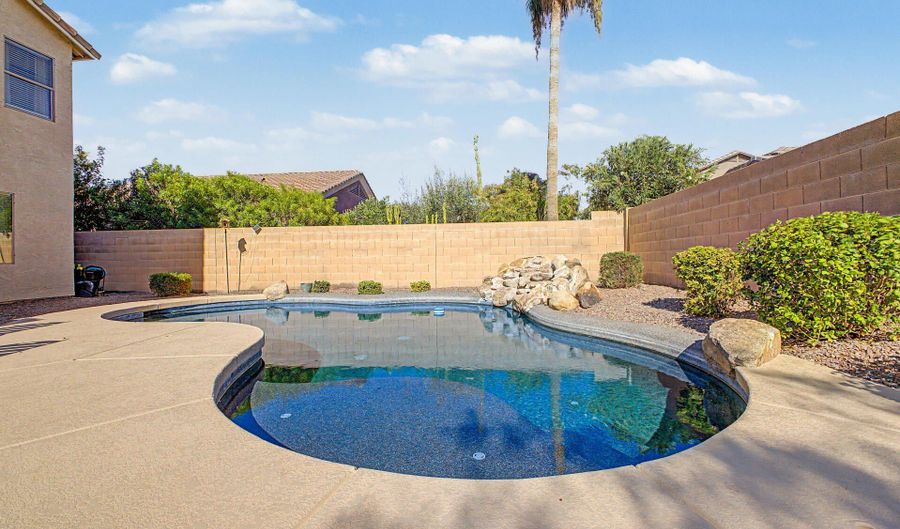 2317 E REDWOOD Ct, Chandler, AZ 85286 - 5 Beds, 3 Bath
