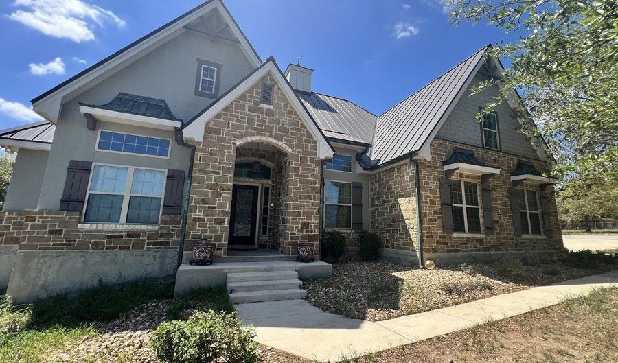 166 Big Oak Dr, Adkins, TX 78101 - 4 Beds, 3 Bath