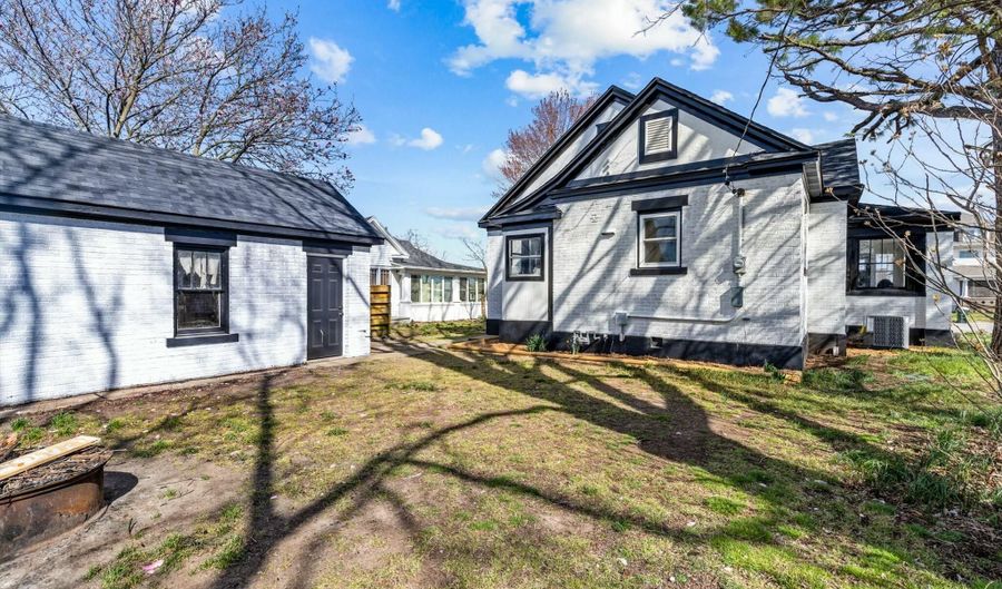110 W Locust St, Aurora, MO 65605 - 3 Beds, 2 Bath