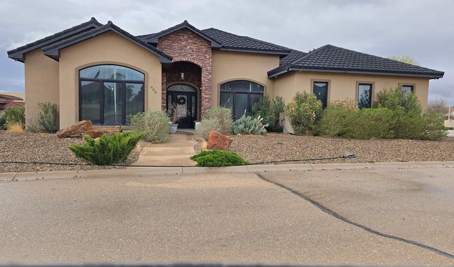 600 Penbrook Ct, Carlsbad, NM 88220 - 3 Beds, 3 Bath