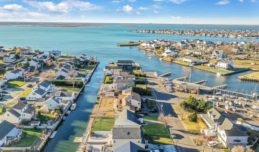 38 Berger Ave, Amityville, NY 11701 - 2 Beds, 1 Bath