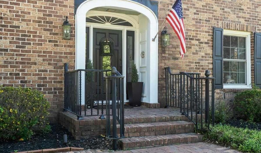 716 Lakeshore Dr, Bennettsville, SC 29512 - 5 Beds, 4 Bath