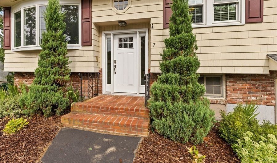7 Forest Park Ave, Billerica, MA 01862 - 3 Beds, 1 Bath