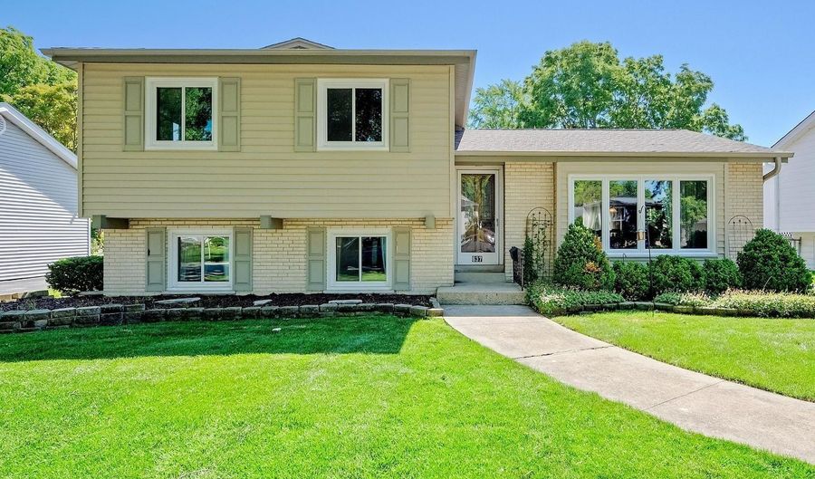 637 N Ellsworth Ave, Addison, IL 60101 - 3 Beds, 2 Bath