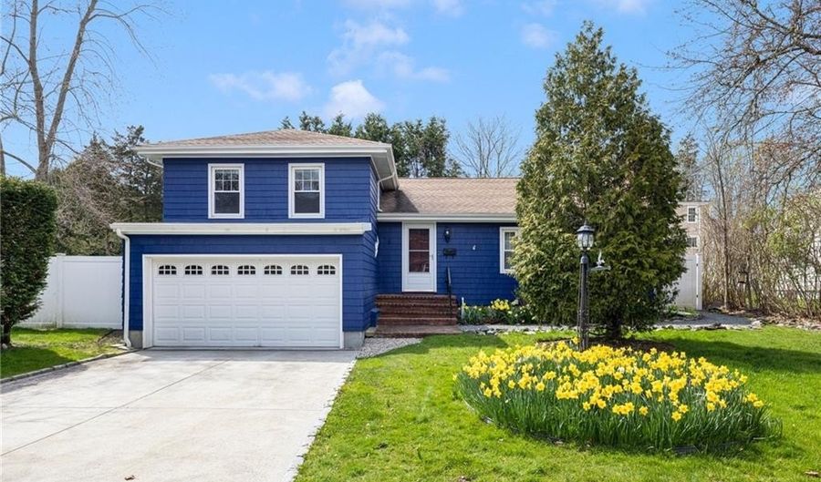 9 Valley Dr, Bristol, RI 02809 - 3 Beds, 2 Bath