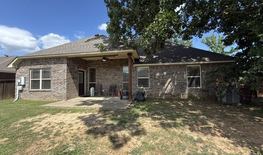 200 Honeysuckle St, Alma, AR 72921 - 3 Beds, 2 Bath