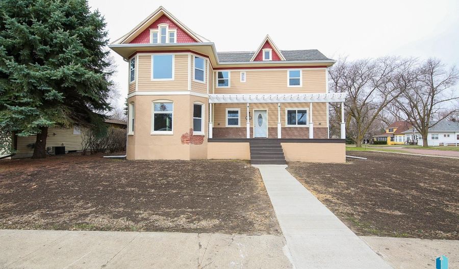 111 N 6th St, Beresford, SD 57004 - 5 Beds, 3 Bath