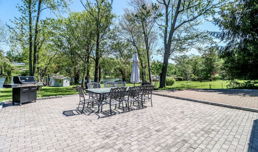 38 N Lake Shore Dr, Brookfield, CT 06804 - 3 Beds, 2 Bath