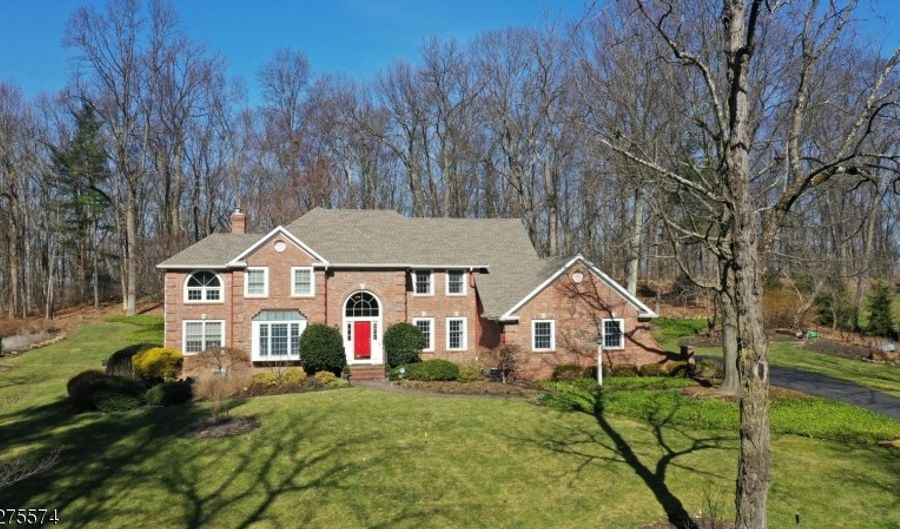 5 Topping Way, Chester, NJ 07930 - 4 Beds, 3 Bath