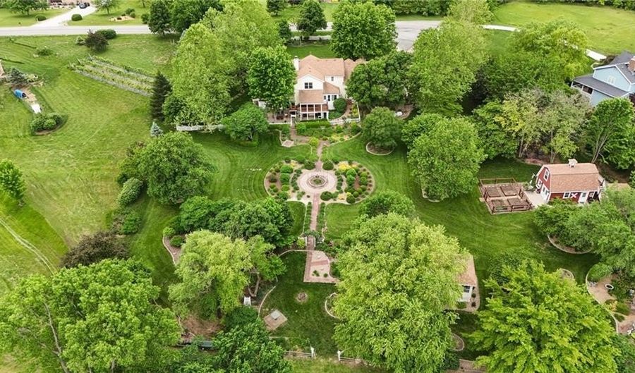 618 E 1714 Rd, Baldwin City, KS 66006 - 5 Beds, 4 Bath