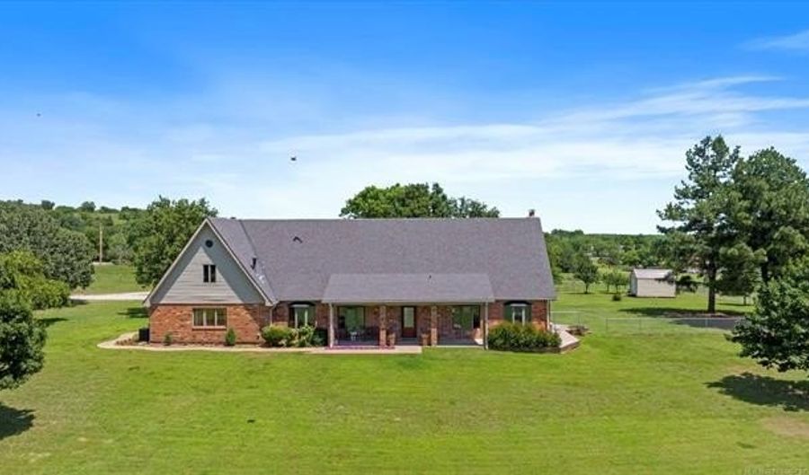 201 County Road 3006, Bartlesville, OK 74003 - 4 Beds, 5 Bath