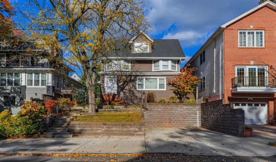 69-71 W 36TH St, Bayonne, NJ 07002 - 5 Beds, 3 Bath