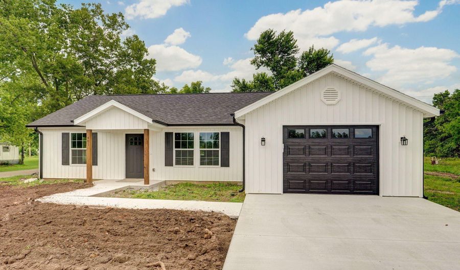 401 E Crescent St, Aurora, MO 65605 - 2 Beds, 2 Bath