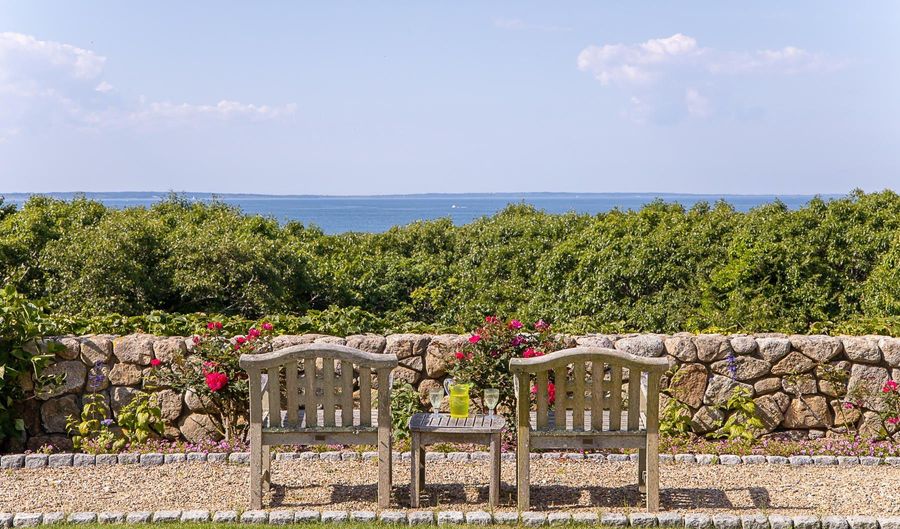 7 Clay Pit Ln, Aquinnah, MA 02535 - 5 Beds, 5 Bath