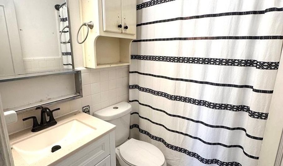 253 Hwy 98, Apalachicola, FL 32320 - 3 Beds, 1 Bath