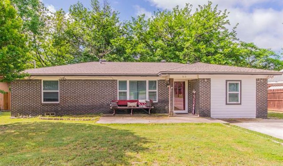 513 W State St, Alvord, TX 76225 - 3 Beds, 1 Bath