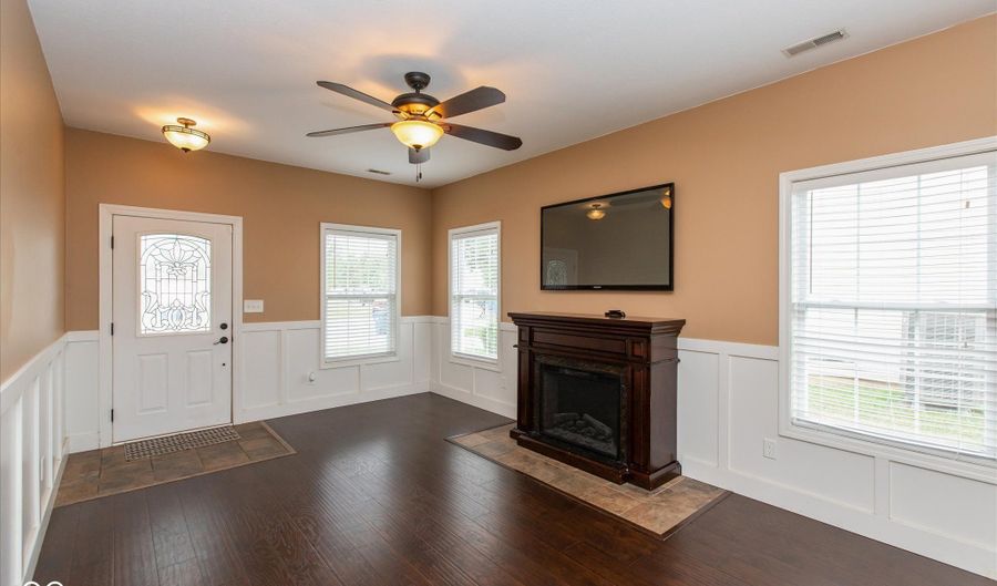 7121 Parklake Pl, Indianapolis, IN 46217 - 3 Beds, 3 Bath