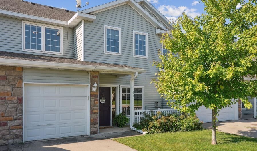 2100 Meadow Chase Ln 607, Des Moines, IA 50320 - 2 Beds, 3 Bath