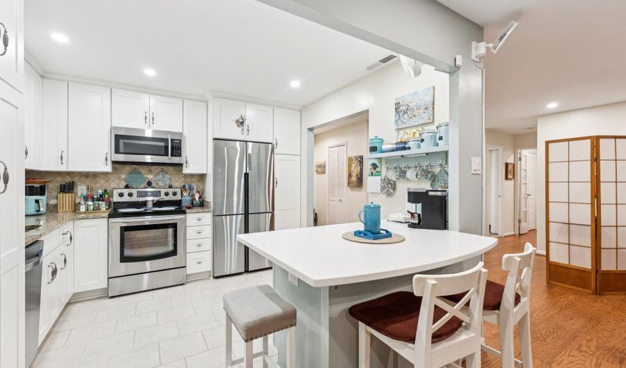 7425 DEMOCRACY Blvd 14, Bethesda, MD 20817 - 2 Beds, 2 Bath