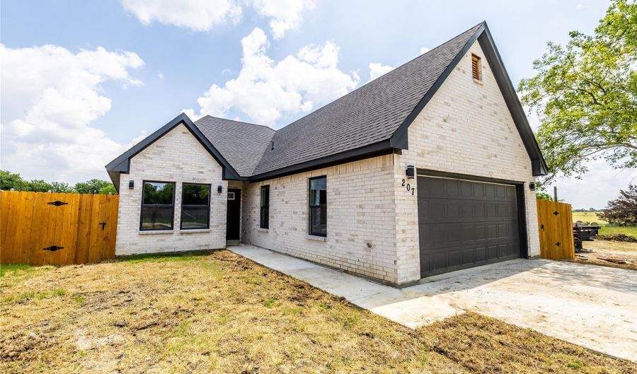 207 S James St, Alvarado, TX 76009 - 3 Beds, 2 Bath
