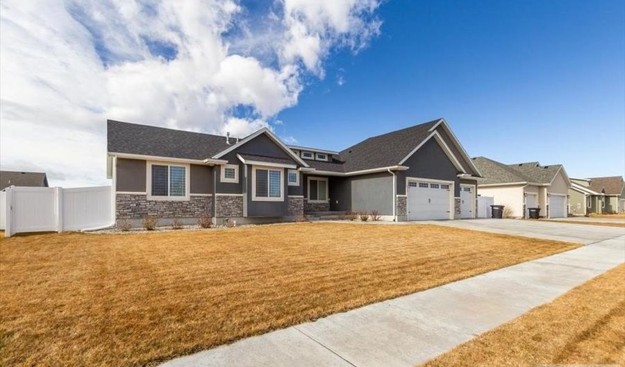 1952 47th St, Ammon, ID 83401 - 6 Beds, 3 Bath