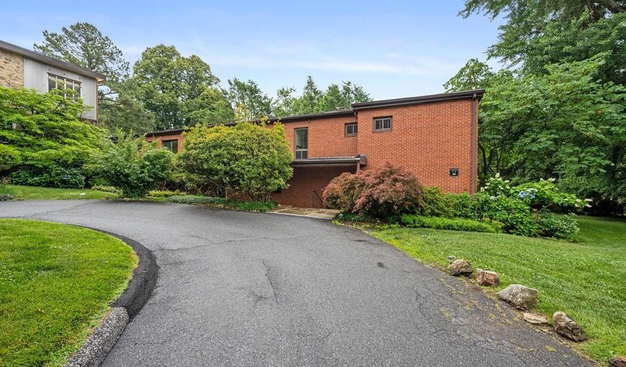 6003 LAKEHURST Dr #5, Baltimore, MD 21210 - 3 Beds, 2 Bath