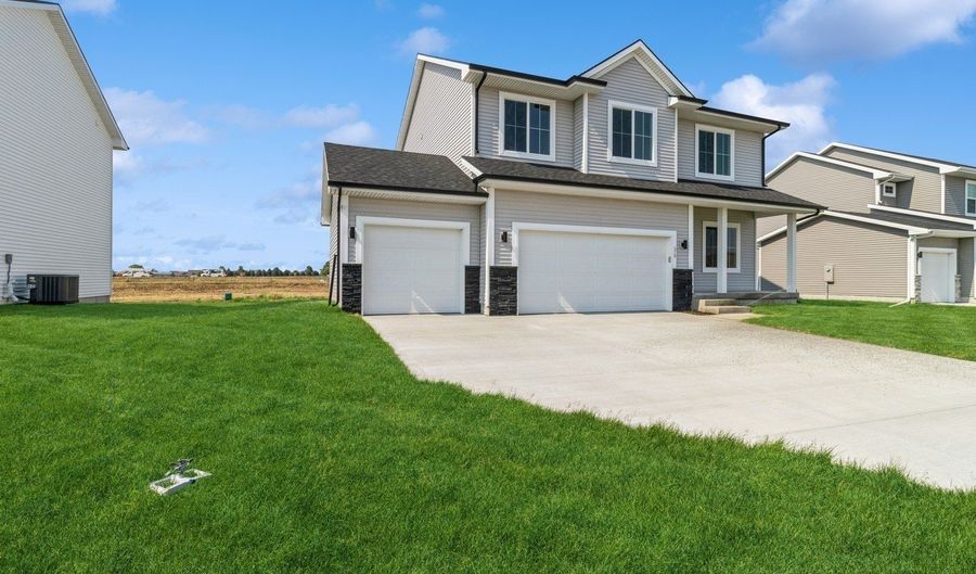 319 41st St SW, Altoona, IA 50009 - 4 Beds, 3 Bath