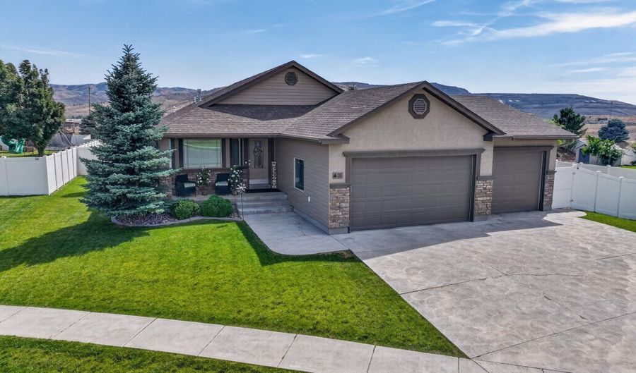 1361 Sawtooth St, Chubbuck, ID 83202 - 5 Beds, 3 Bath