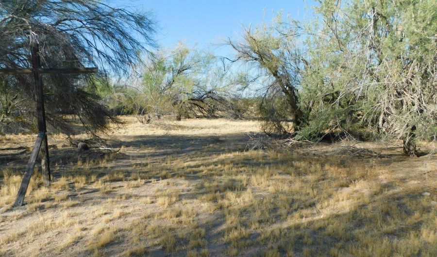 42770 Winema Dr, Bouse, AZ 85325 - 2 Beds, 1 Bath