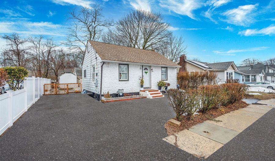 26 Smith St, Amityville, NY 11701 - 2 Beds, 1 Bath