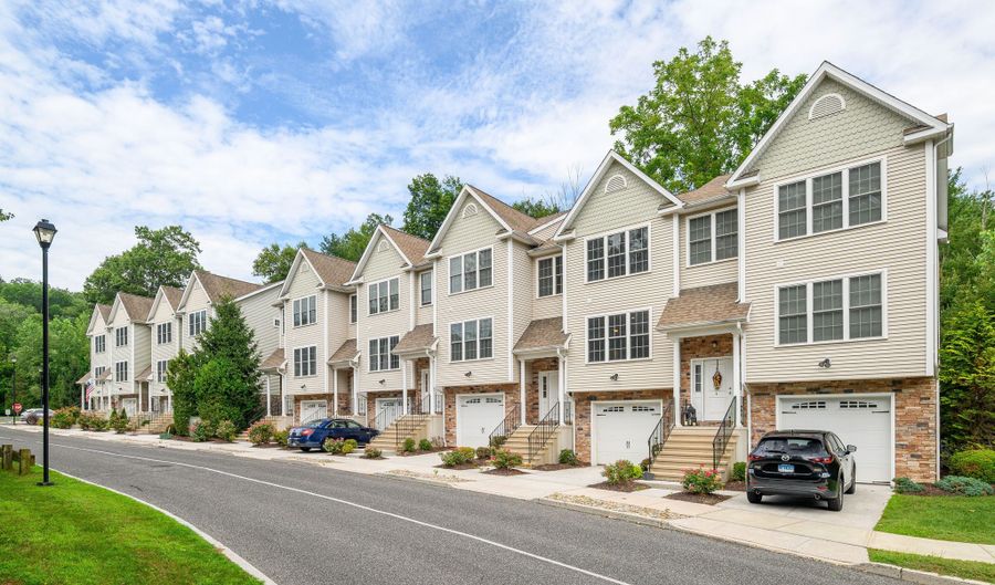 2 Oak Meadows Dr 102, Brookfield, CT 06804 - 2 Beds, 3 Bath