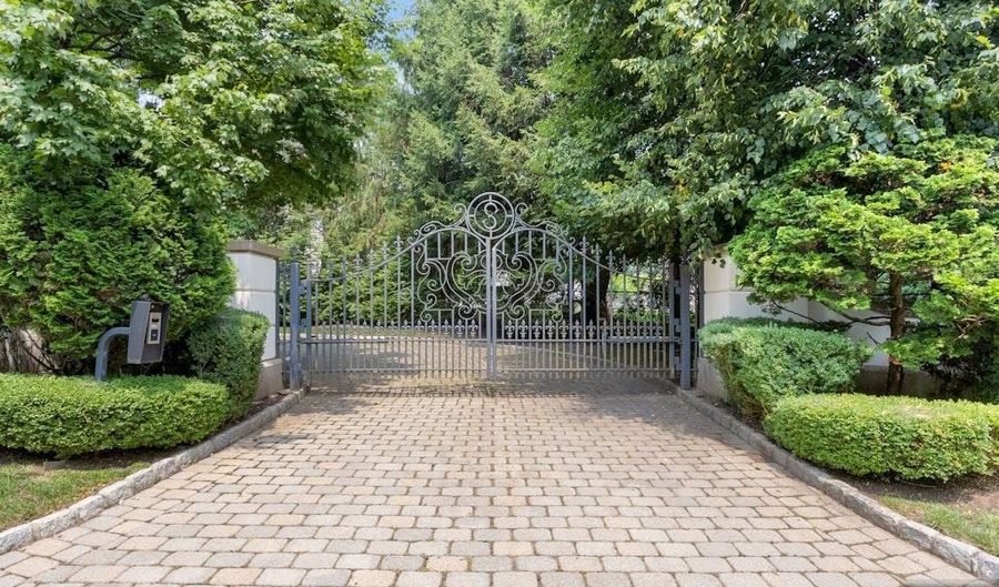 38 Rio Vista Dr, Alpine, NJ 07620 - 9 Beds, 14 Bath