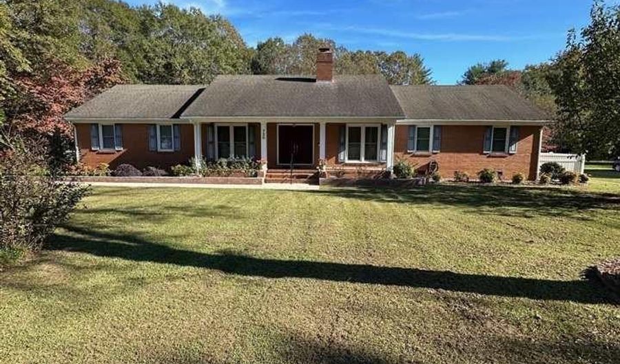 720 Jefferson St, Bennettsville, SC 29512 - 3 Beds, 3 Bath