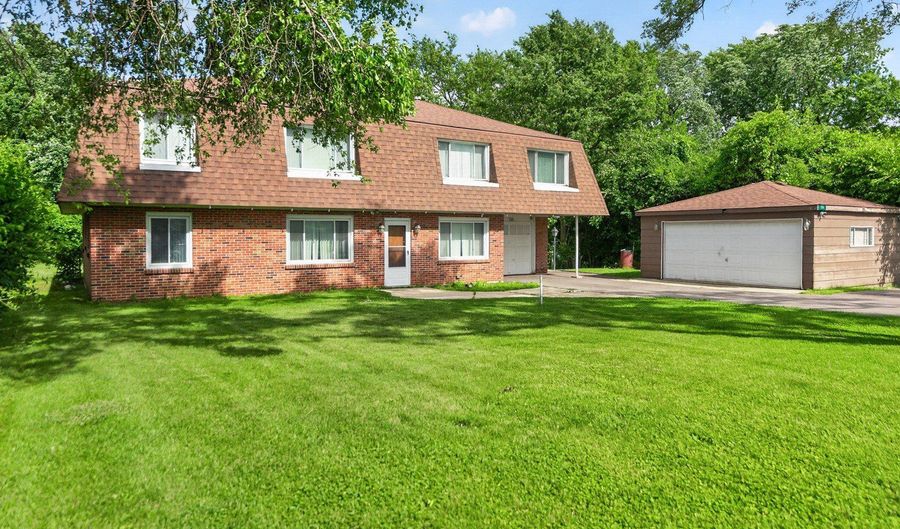725 7th Ave, Addison, IL 60101 - 5 Beds, 3 Bath