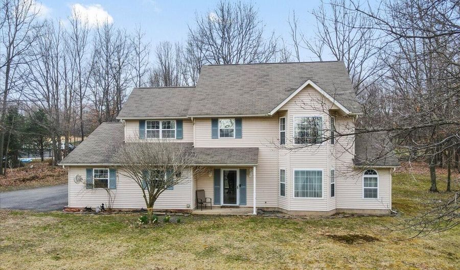 122 Colleen Dr, Blakeslee, PA 18610 - 3 Beds, 3 Bath