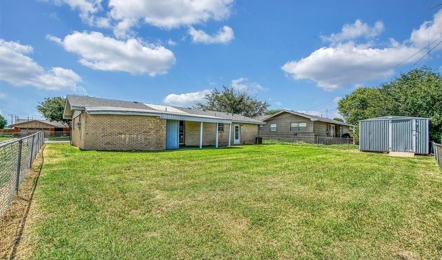 1412 Polk St, Altus, OK 73521 - 2 Beds, 2 Bath