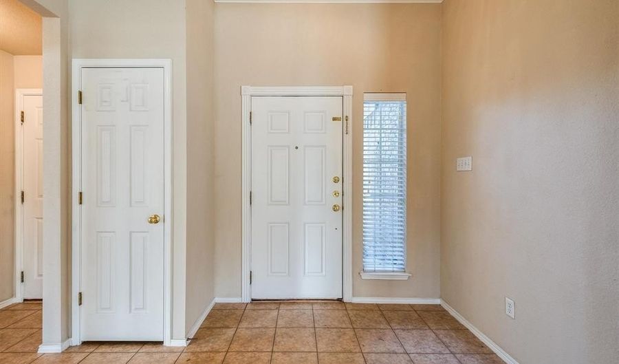 706 Lakeview Dr, Alvarado, TX 76009 - 3 Beds, 2 Bath