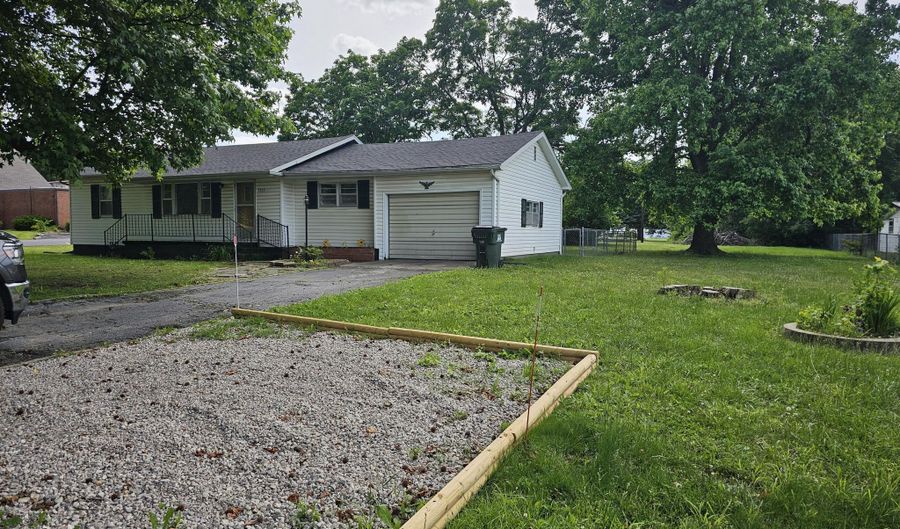 1115 S Carnation Dr, Aurora, MO 65605 - 2 Beds, 1 Bath