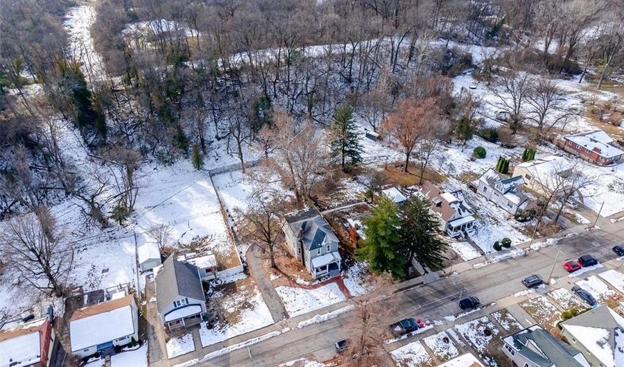 1009 Danforth St, Alton, IL 62002 - 3 Beds, 2 Bath