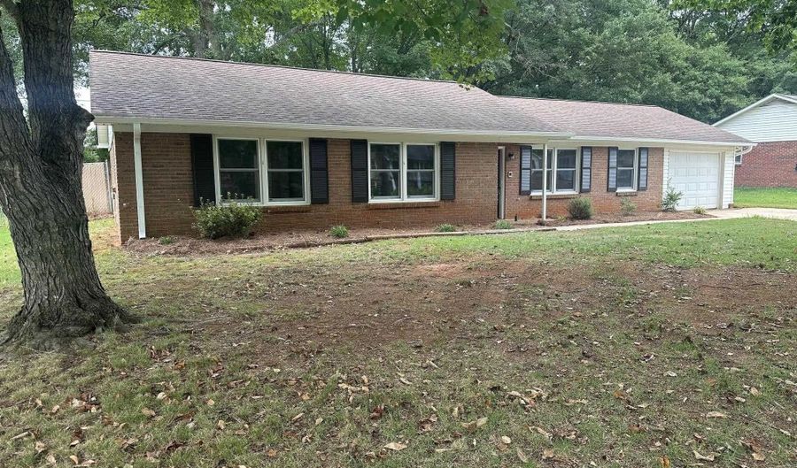 220 River Forest Dr, Boiling Springs, SC 29316 - 3 Beds, 2 Bath