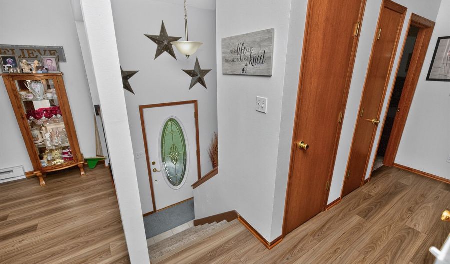 713 10th Ave NW, Altoona, IA 50009 - 3 Beds, 2 Bath