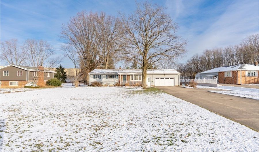 2025 S Plaza Dr, Akron, OH 44319 - 3 Beds, 3 Bath