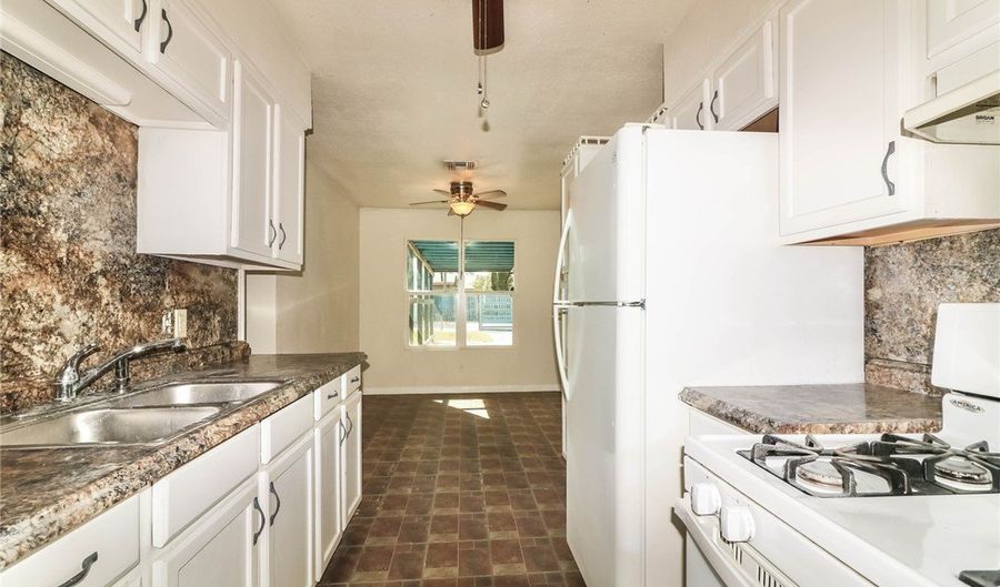 306 N Houston St, Aransas Pass, TX 78336 - 4 Beds, 1 Bath