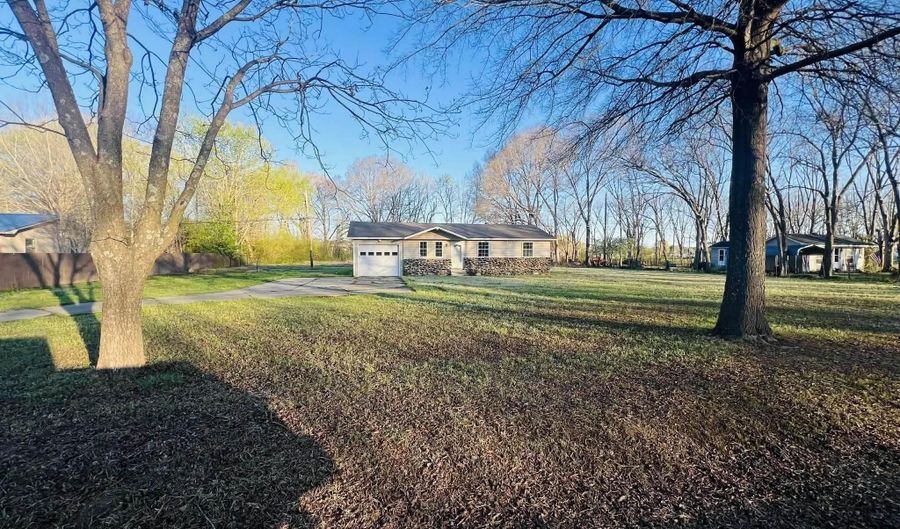 723 E Center St, Beebe, AR 72012 - 3 Beds, 2 Bath