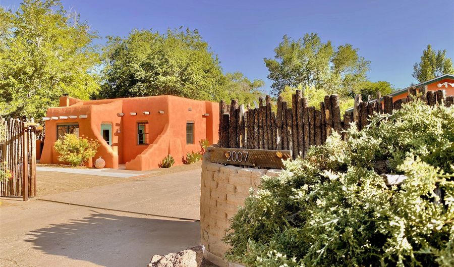 2007 Indian School Rd NW, Albuquerque, NM 87104 - 3 Beds, 3 Bath