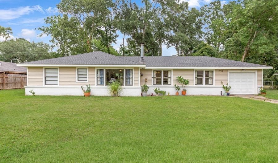 715 Cora Dr, Baton Rouge, LA 70815 - 3 Beds, 2 Bath