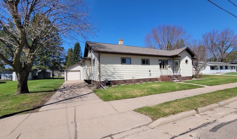 418 HOGAN St, Antigo, WI 54409 - 3 Beds, 2 Bath