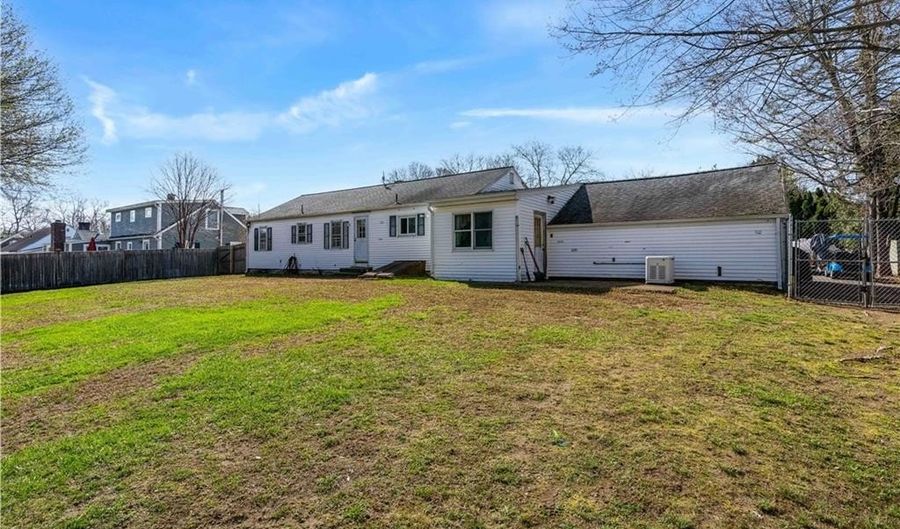 11 Terrace Dr, Bristol, RI 02809 - 2 Beds, 1 Bath